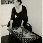 Füreya Koral Istanbul Hilton Oteli için tasarladığı masalardan biriyle (1954) Fotoğraf-Sara Koral Aykar Arşivi